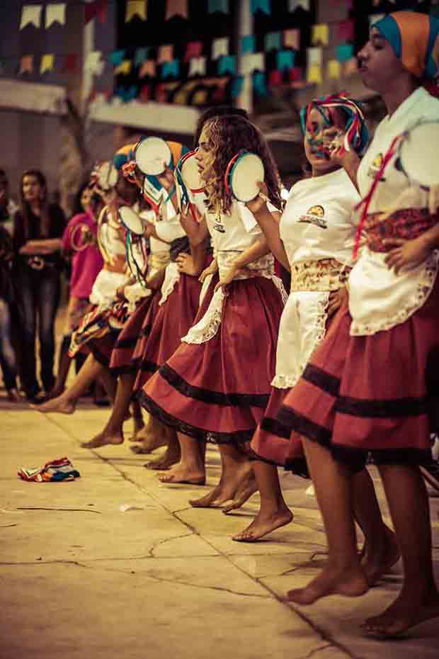 Alunos da educação integral em apresentação de tarantela,dança popular italiana. Foto: Divulgação 